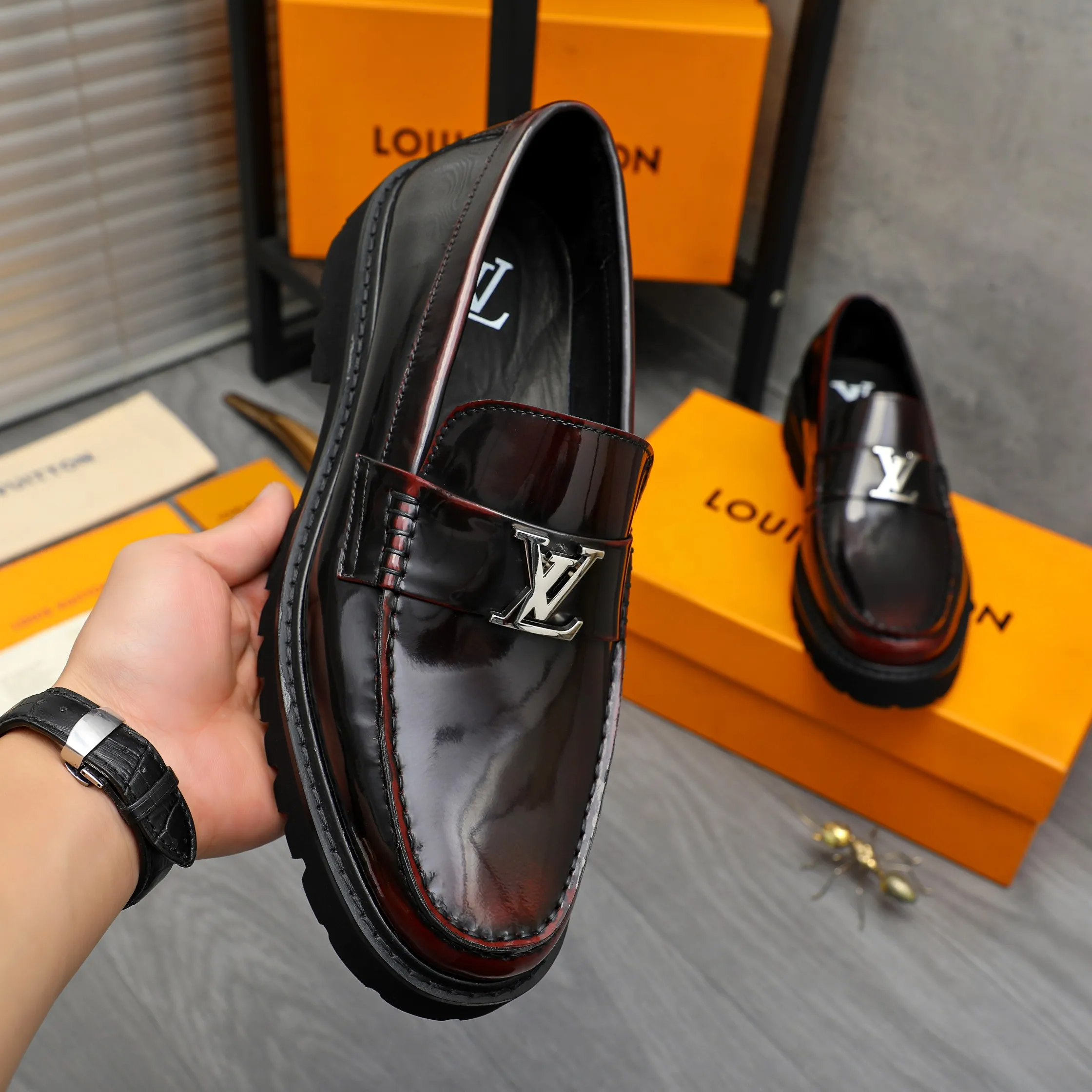 Men's shoes 💰p480 Product trademark: LV (Louis Vuitton) business slip-on leather shoes Regular size: 38-45 (45 is custom-made and non-returnable) Product materials: Selected high-quality color-brushed cowhide upper, cowhide lining, original rubber outsole